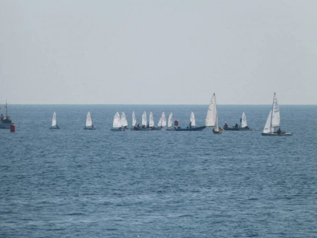 el mar lleno de velas